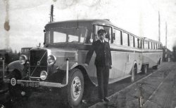 Mijn vader bij een Volvo bus van de firma Van de Rijdt